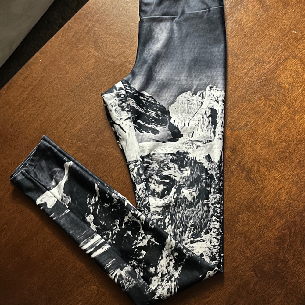 Mellivora Made in Colorado Mountain Photo Print Leggings Women’s size XS